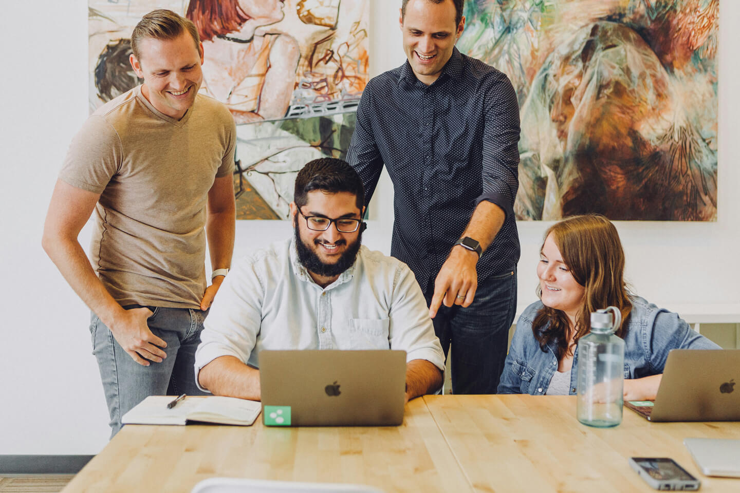 Personnes-discutant-devant-ordinateur-CC-jud-mackrill-unsplash